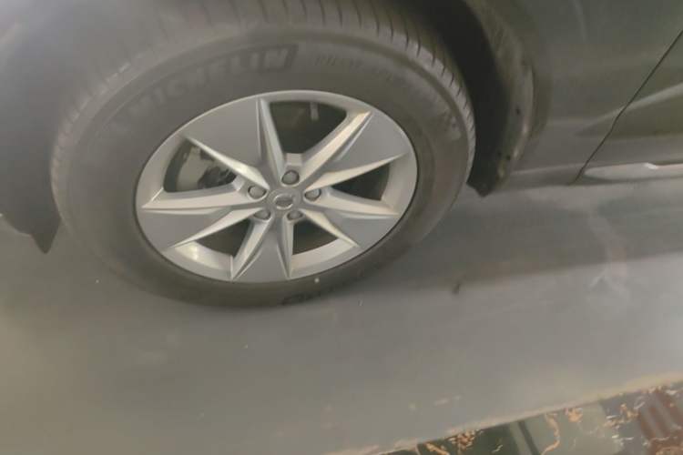 Used Volvo XC60 2022 B5 4x4 Zhiyi Luxury Edition Left Front Wheel Hub