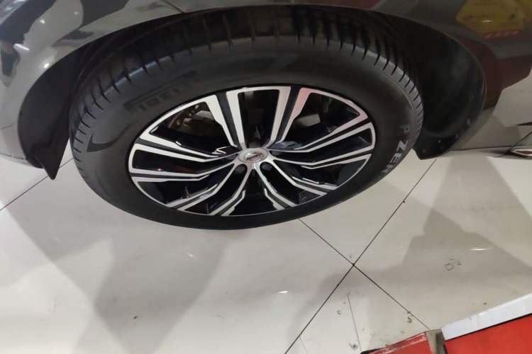 Used Volvo XC60 2022 B5 4x4 Smart Luxury Edition Left Front Wheel Hub