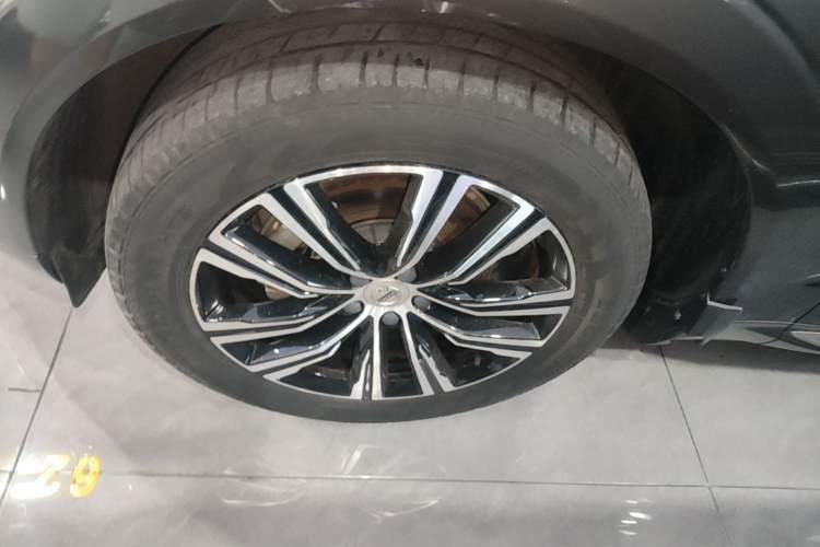 Used Volvo XC60 2022 B5 4x4 Smart Luxury Edition Left Front Wheel Hub