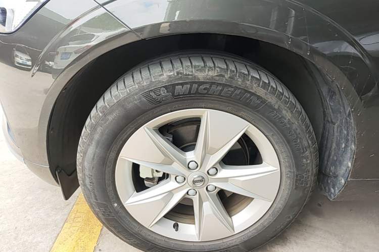 Used Volvo XC60 2022 B5 4x4 Zhiyi Luxury Edition Left Front Wheel Hub
