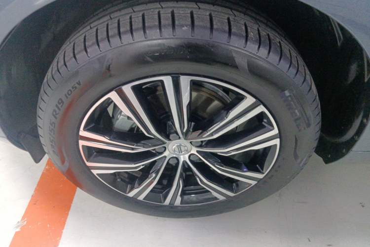 Used Volvo XC60 2022 B5 4x4 Smart Luxury Edition Left Front Wheel Hub
