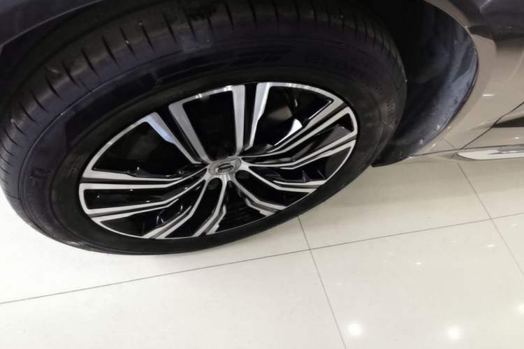 Used Volvo XC60 2022 B5 4x4 Smart Luxury Edition Left Front Wheel Hub
