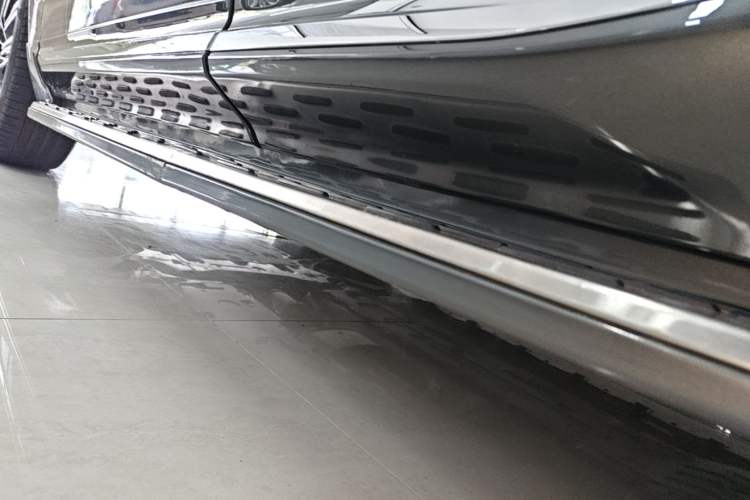 Used Volvo XC60 2022 B5 4x4 Smart Luxury Edition Left Side Sill