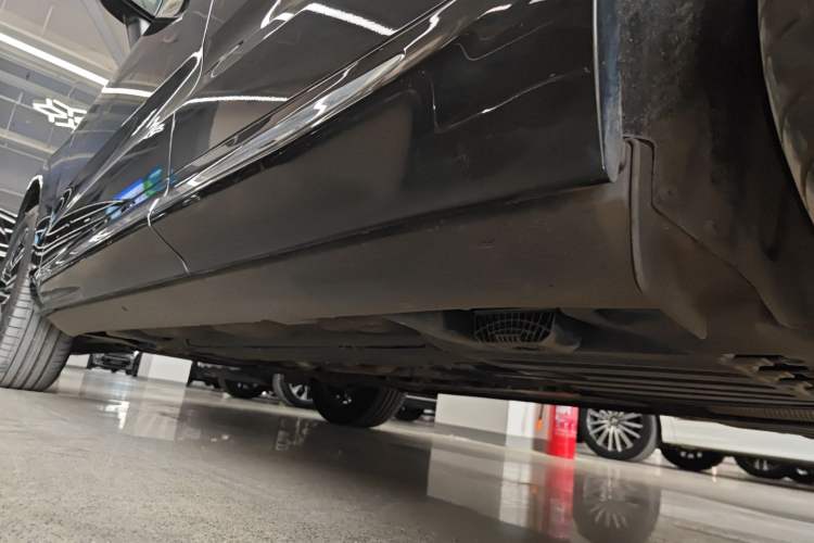 Used Volvo XC60 2022 B5 4x4 Smart Luxury Edition Left Side Sill