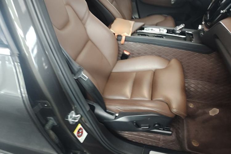 Used Volvo XC60 2022 B5 4x4 Smart Luxury Edition Right Front Seat