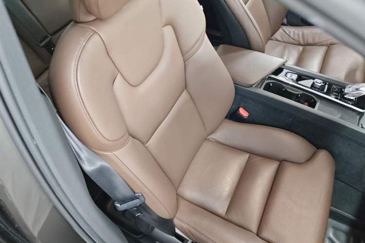 Used Volvo XC60 2022 B5 4x4 Smart Luxury Edition Right Front Seat