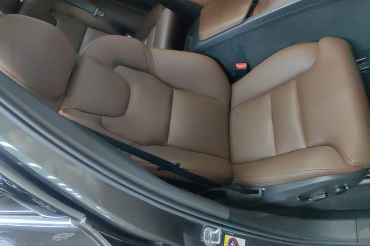 Used Volvo XC60 2022 B5 4x4 Smart Luxury Edition Right Front Seat
