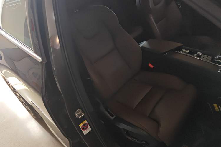 Used Volvo XC60 2022 B5 4x4 Smart Luxury Edition Right Front Seat