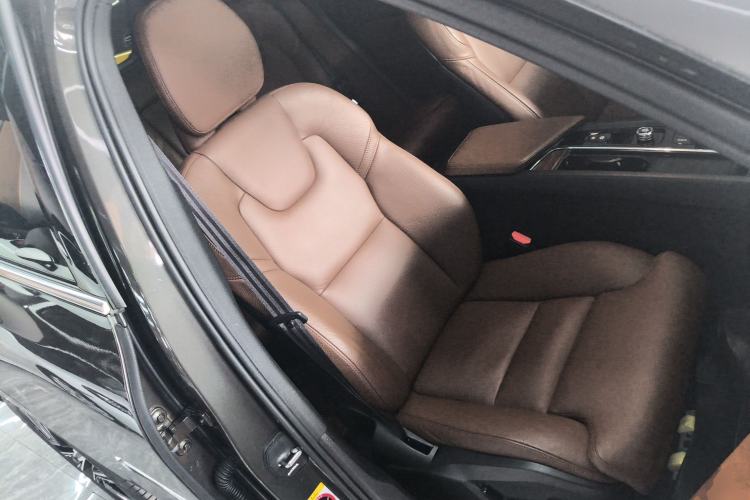 Used Volvo XC60 2022 B5 4x4 Smart Luxury Edition Right Front Seat