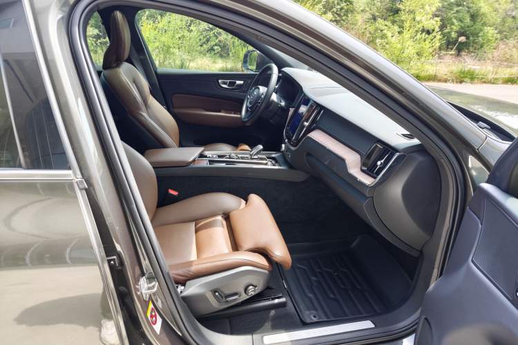 Used Volvo XC60 2022 B5 4x4 Smart Luxury Edition Right Front Seat