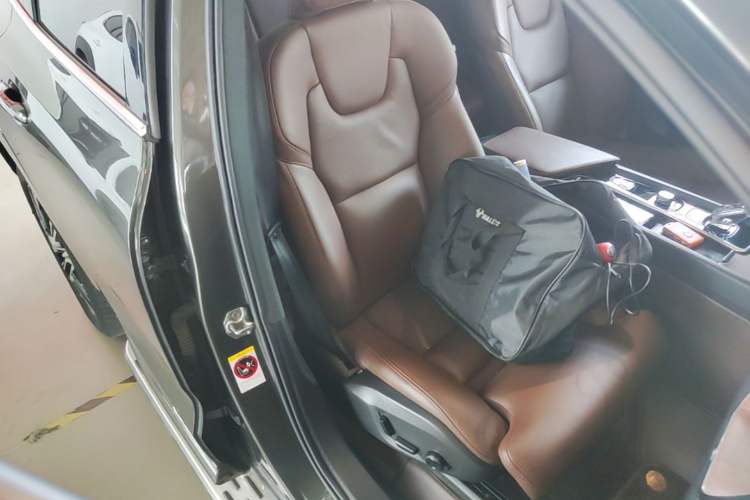 Used Volvo XC60 2022 B5 4x4 Smart Luxury Edition Right Front Seat