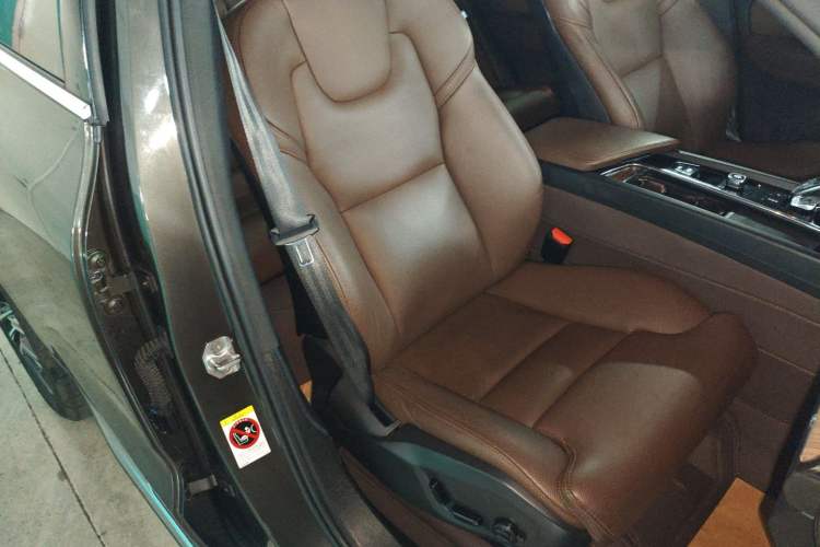 Used Volvo XC60 2022 B5 4x4 Smart Luxury Edition Right Front Seat