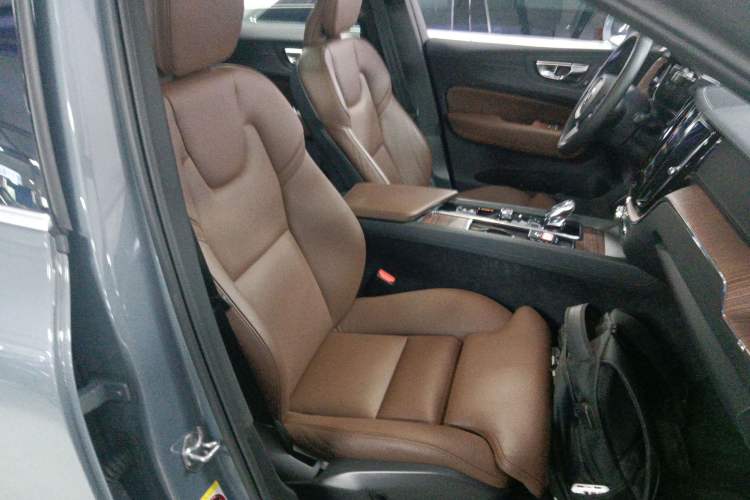 Used Volvo XC60 2022 B5 4x4 Smart Luxury Edition Right Front Seat