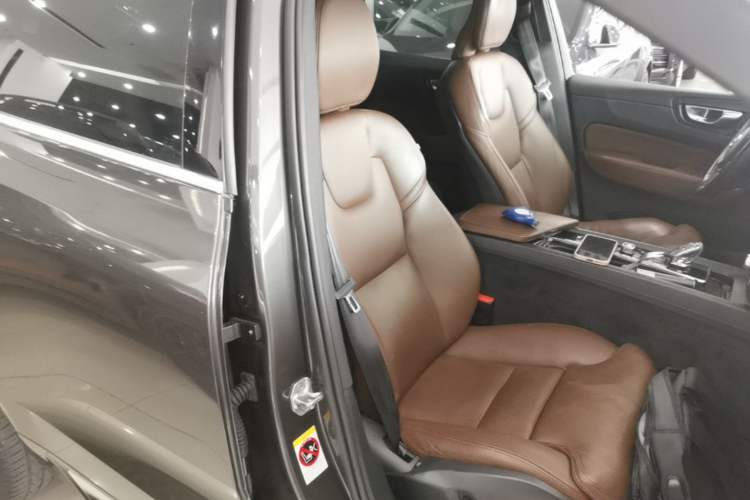 Used Volvo XC60 2022 B5 4x4 Smart Luxury Edition Right Front Seat