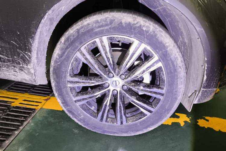 Used Volvo XC60 2022 B5 4x4 Smart Luxury Edition Right Front Wheel Hub