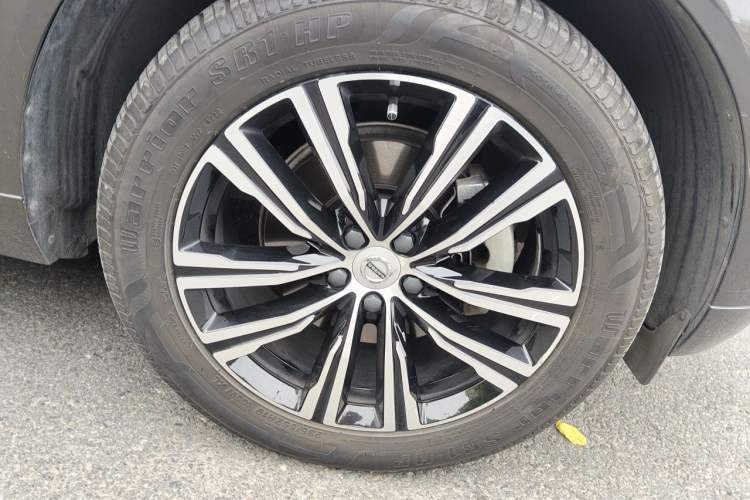 Used Volvo XC60 2022 B5 4x4 Smart Luxury Edition Right Front Wheel Hub