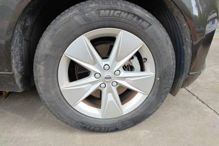 Used Volvo XC60 2022 B5 4x4 Zhiyi Luxury Edition Right Front Wheel Hub