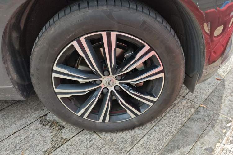 Used Volvo XC60 2022 B5 4x4 Smart Luxury Edition Right Front Wheel Hub