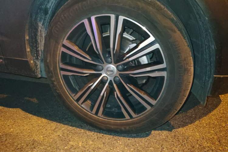 Used Volvo XC60 2022 B5 4x4 Smart Luxury Edition Right Front Wheel Hub