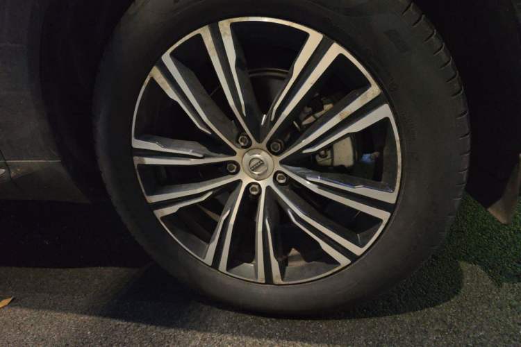 Used Volvo XC60 2022 B5 4x4 Smart Luxury Edition Right Front Wheel Hub