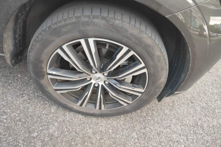 Used Volvo XC60 2022 B5 4x4 Smart Luxury Edition Right Front Wheel Hub