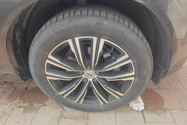 Used Volvo XC60 2022 B5 4x4 Smart Luxury Edition Right Front Wheel Hub