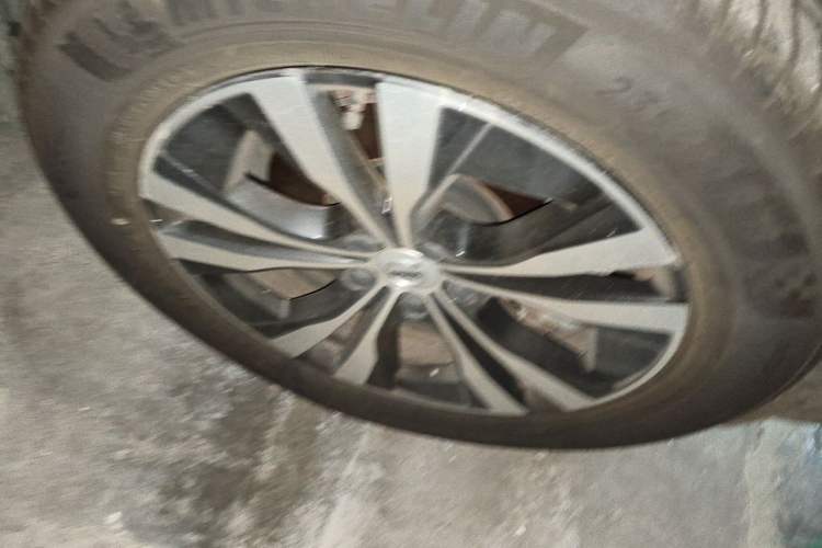 Used Volvo XC60 2022 B5 4x4 Zhiyi Luxury Edition Right Front Wheel Hub