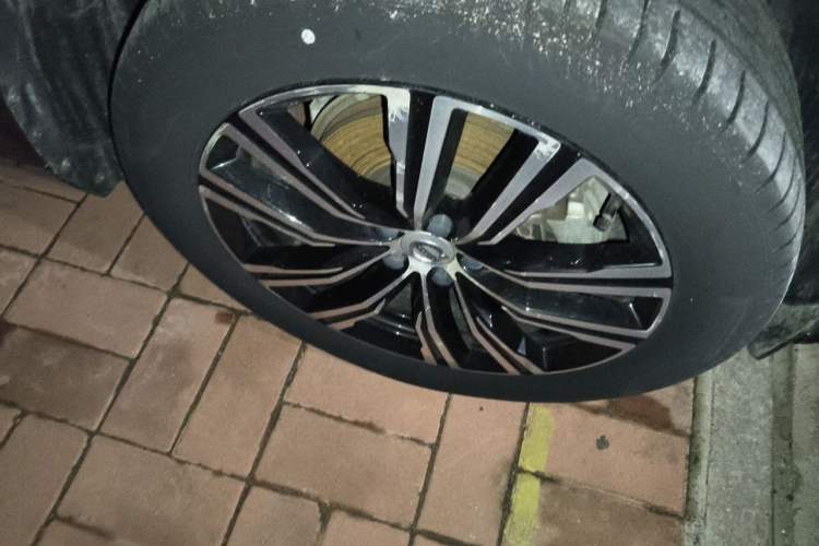 Used Volvo XC60 2022 B5 4x4 Smart Luxury Edition Right Front Wheel Hub