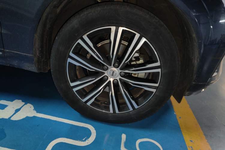 Used Volvo XC60 2022 B5 4x4 Smart Luxury Edition Right Front Wheel Hub