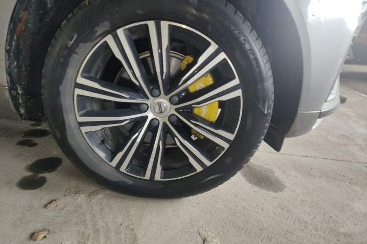 Used Volvo XC60 2022 B5 4x4 Smart Luxury Edition Right Front Wheel Hub