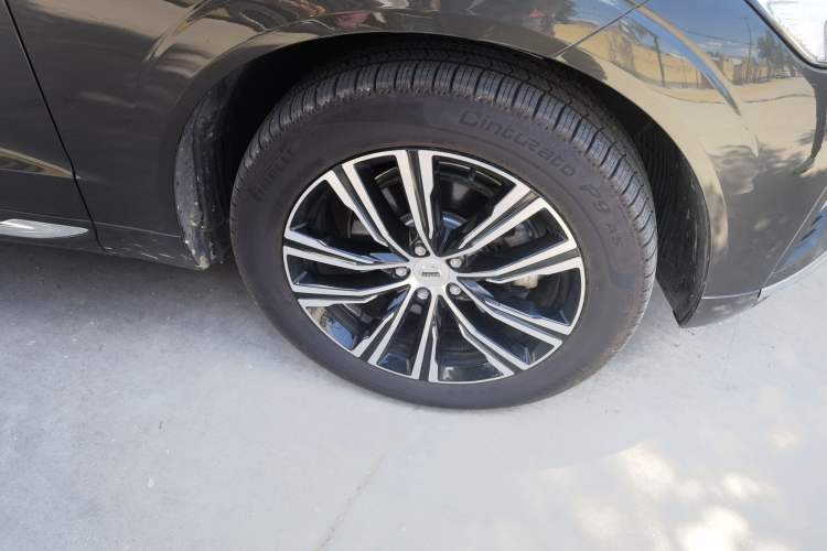 Used Volvo XC60 2022 B5 4x4 Smart Luxury Edition Right Front Wheel Hub