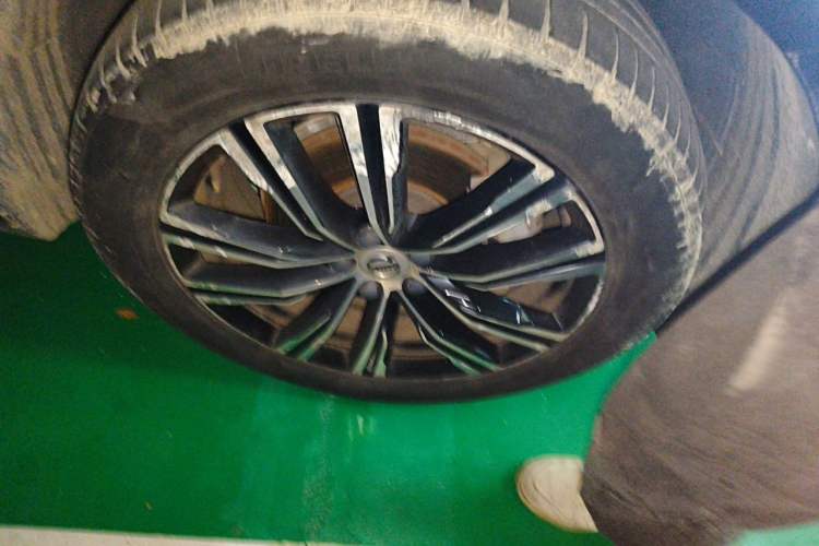 Used Volvo XC60 2022 B5 4x4 Smart Luxury Edition Right Front Wheel Hub