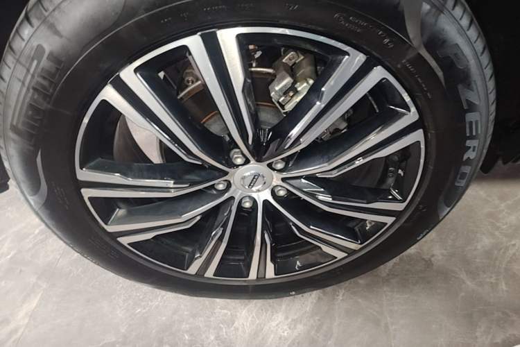 Used Volvo XC60 2022 B5 4x4 Smart Luxury Edition Right Rear Wheel Hub