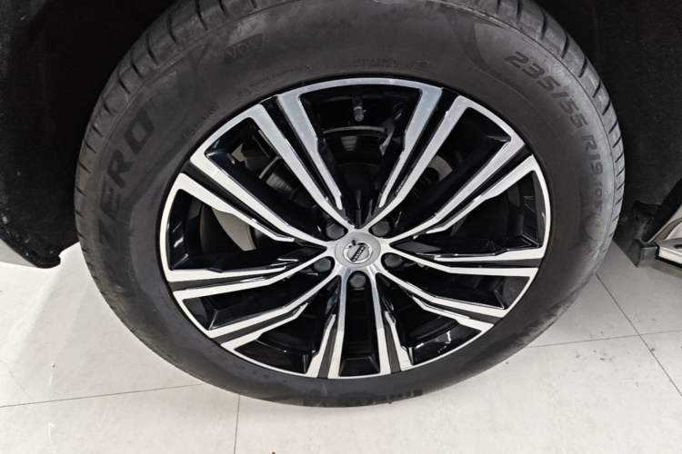 Used Volvo XC60 2022 B5 4x4 Smart Luxury Edition Right Rear Wheel Hub