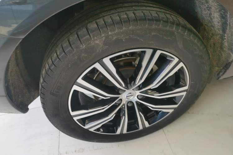 Used Volvo XC60 2022 B5 4x4 Smart Luxury Edition Right Rear Wheel Hub
