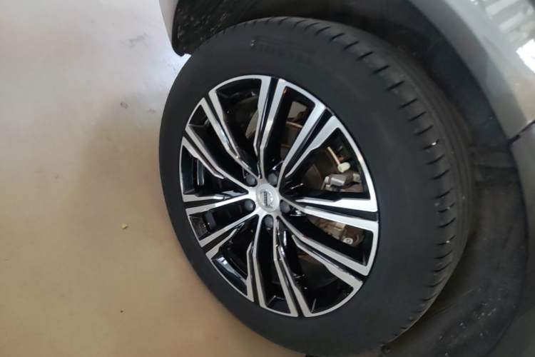 Used Volvo XC60 2022 B5 4x4 Smart Luxury Edition Right Rear Wheel Hub