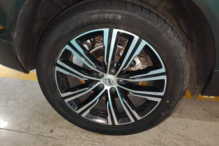 Used Volvo XC60 2022 B5 4x4 Smart Luxury Edition Right Rear Wheel Hub