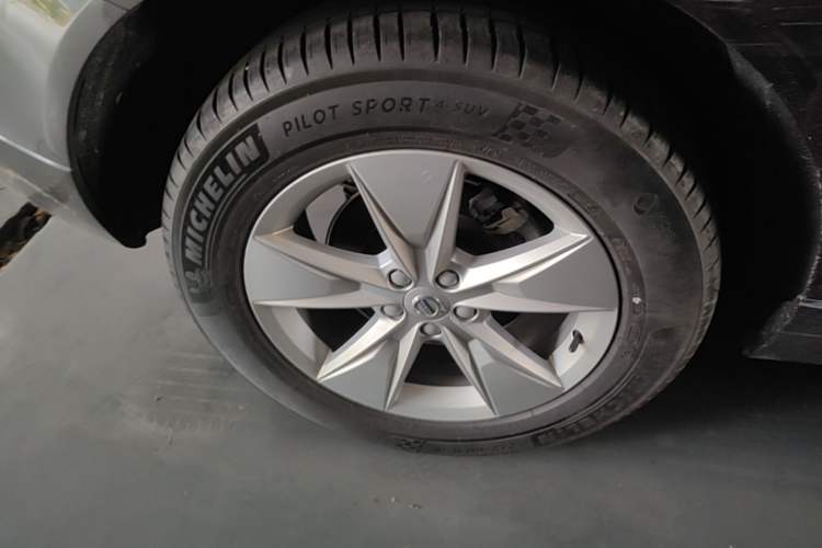 Used Volvo XC60 2022 B5 4x4 Zhiyi Luxury Edition Right Rear Wheel Hub