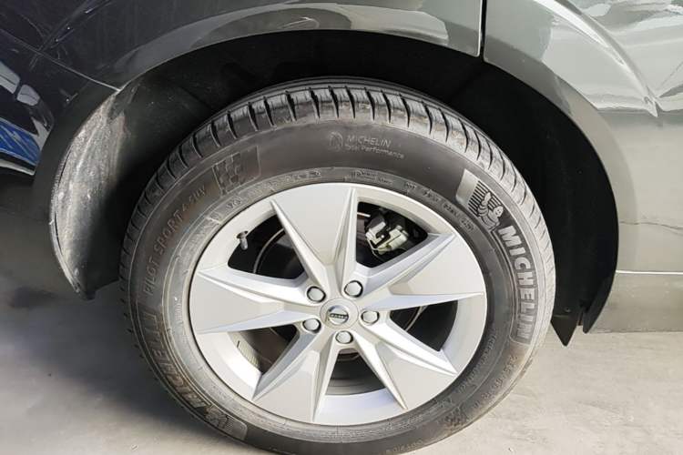 Used Volvo XC60 2022 B5 4x4 Zhiyi Luxury Edition Right Rear Wheel Hub