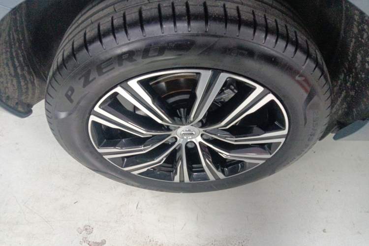 Used Volvo XC60 2022 B5 4x4 Smart Luxury Edition Right Rear Wheel Hub