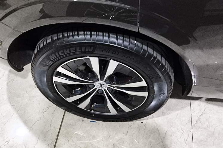 Used Volvo XC60 2022 B5 4x4 Zhiyi Luxury Edition Right Rear Wheel Hub