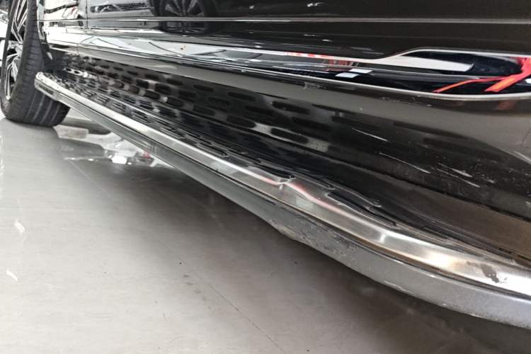 Used Volvo XC60 2022 B5 4x4 Smart Luxury Edition Right Side Sill