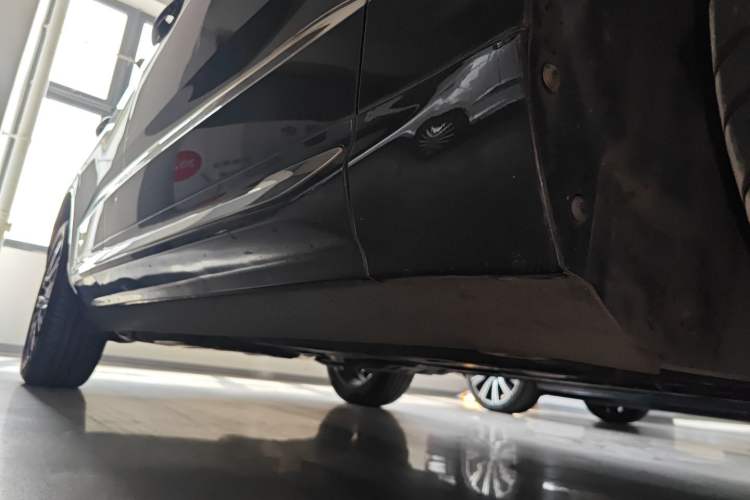 Used Volvo XC60 2022 B5 4x4 Smart Luxury Edition Right Side Sill