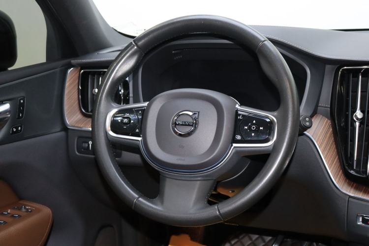 Used Volvo XC60 2022 B5 4x4 Smart Luxury Edition Steering Wheel