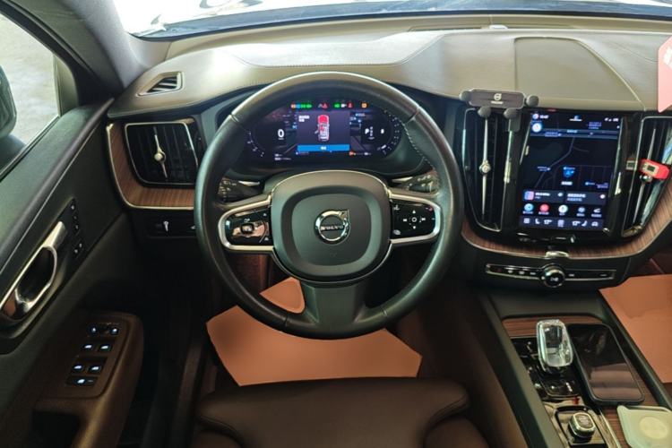 Used Volvo XC60 2022 B5 4x4 Smart Luxury Edition Steering Wheel