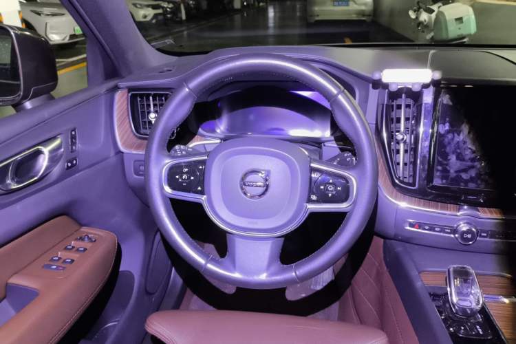 Used Volvo XC60 2022 B5 4x4 Smart Luxury Edition Steering Wheel