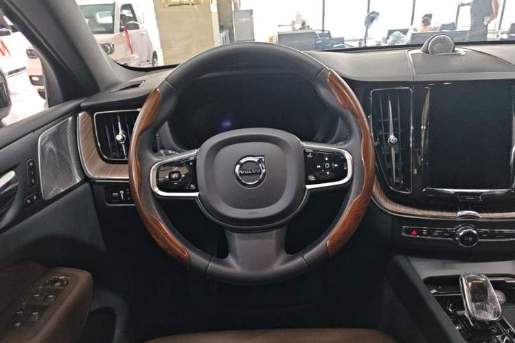 Used Volvo XC60 2022 B5 4x4 Smart Luxury Edition Steering Wheel