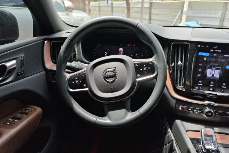 Used Volvo XC60 2022 B5 4x4 Smart Luxury Edition Steering Wheel