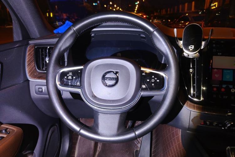 Used Volvo XC60 2022 B5 4x4 Smart Luxury Edition Steering Wheel