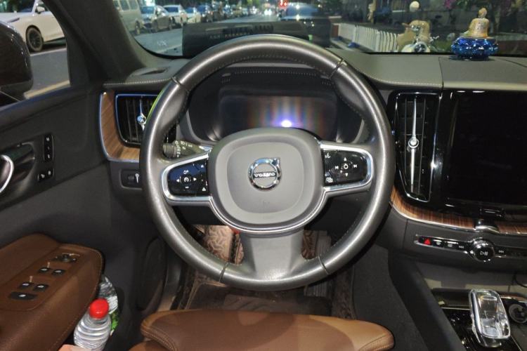 Used Volvo XC60 2022 B5 4x4 Smart Luxury Edition Steering Wheel